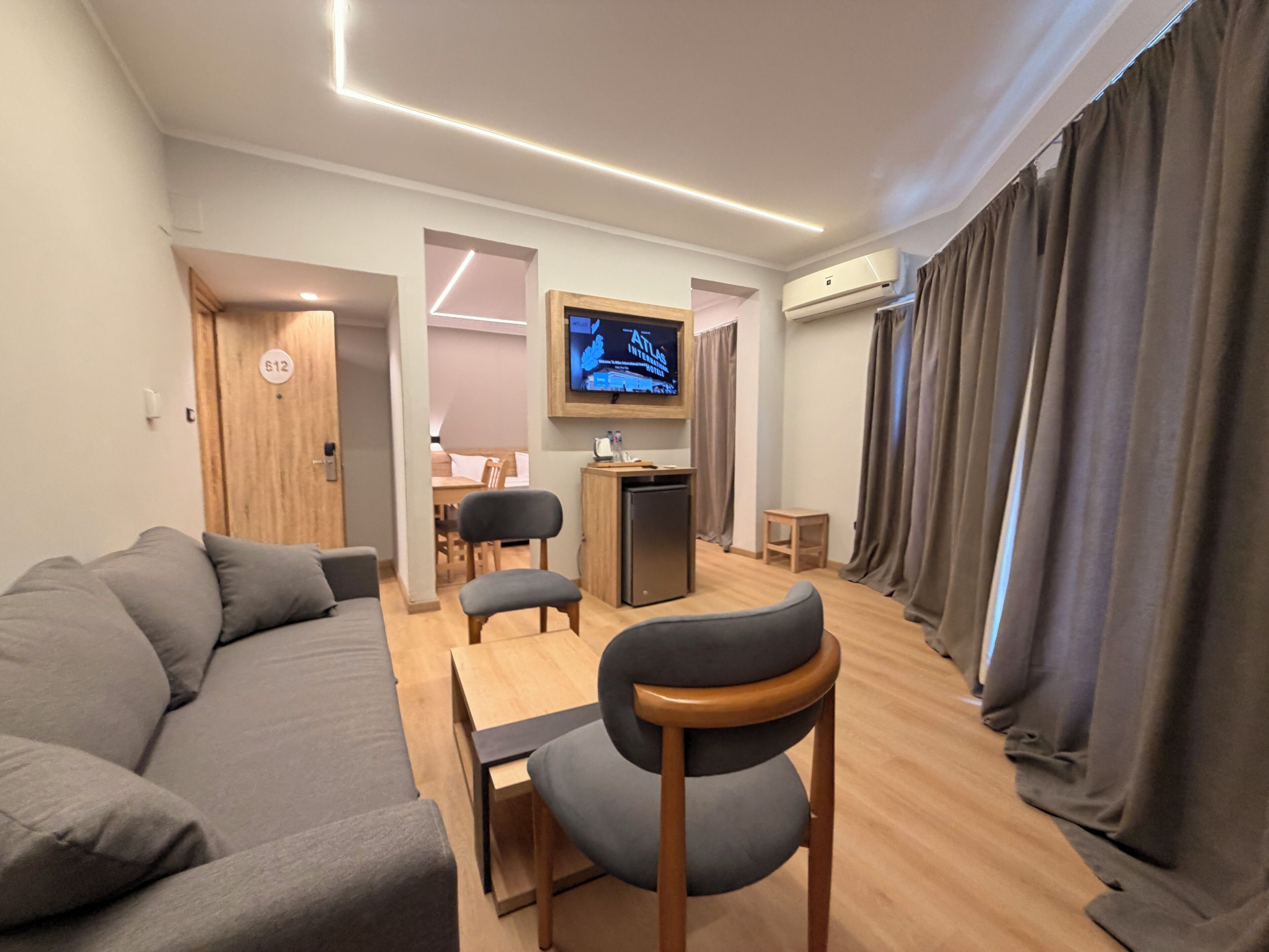 Executive Suite | Minibar, desk, laptop workspace, soundproofing