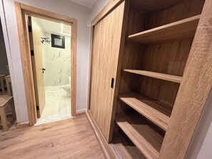 Kamar Deluks | Minibar, meja kerja, ruang kerja ramah laptop, dan kedap suara