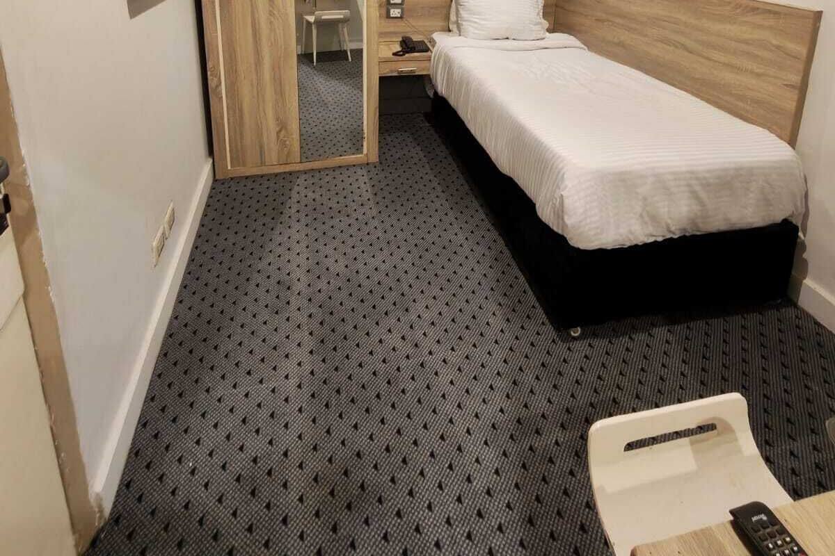 Minibar, escritorio y espacio para trabajar con laptop