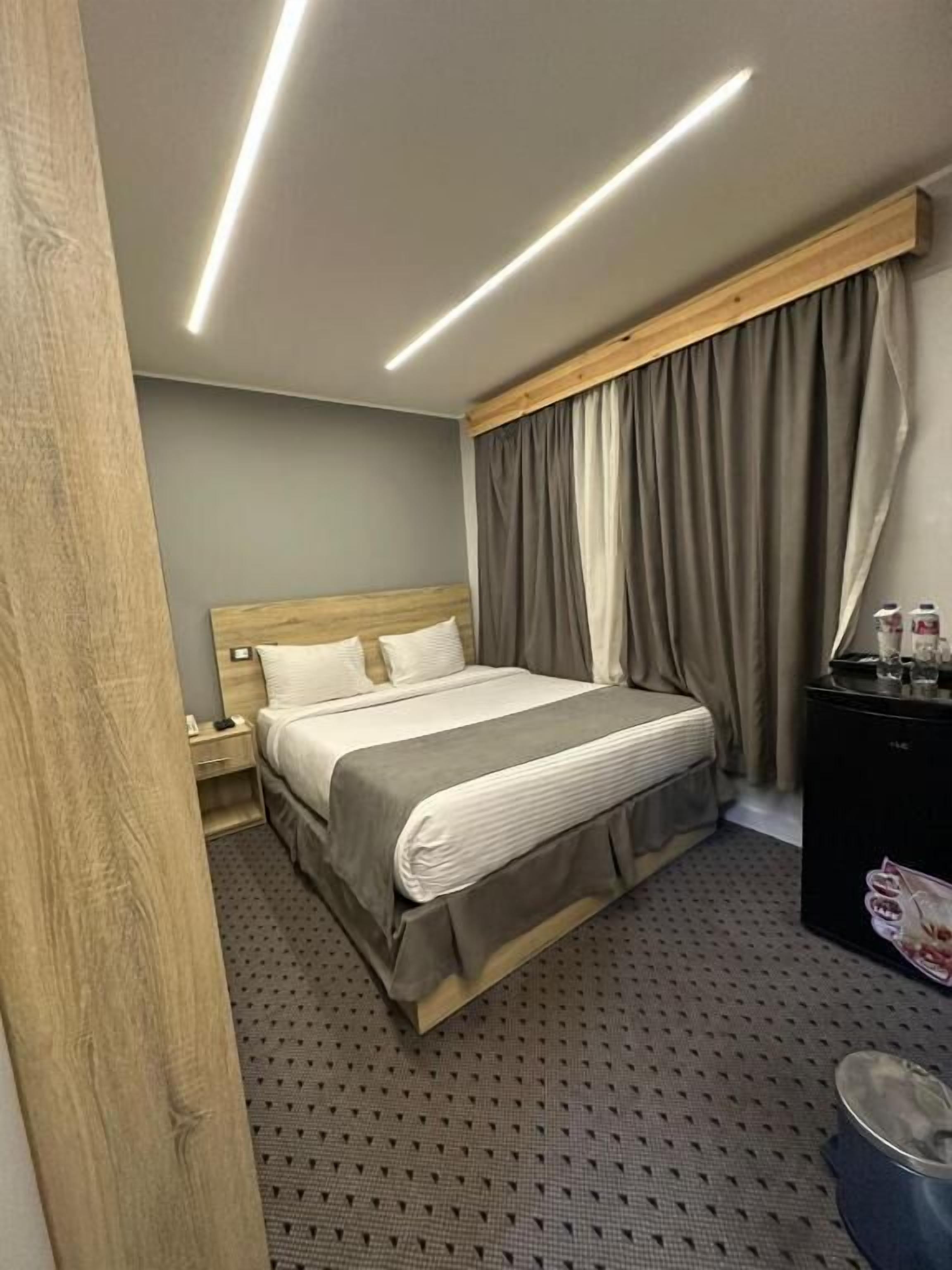 Minibar, escritorio y espacio para trabajar con laptop 