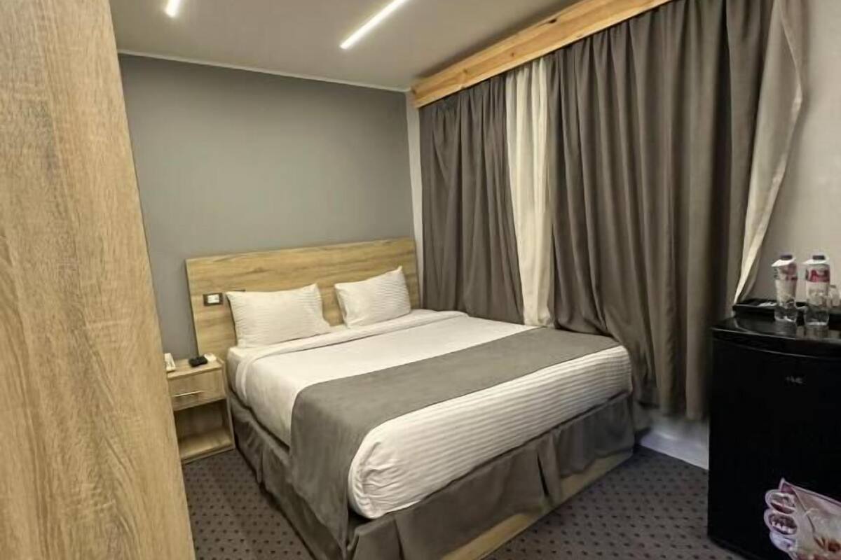 Minibar, escritorio y espacio para trabajar con laptop