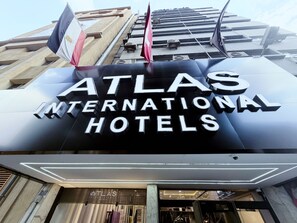 Fachada del edificio Atlas International Hotels, con su nombre bien visible.