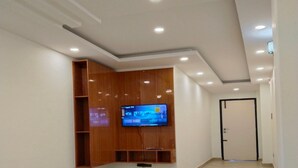 Un passadís amb un moble de divuit i un televisor de pantalla plana penjat a la paret.