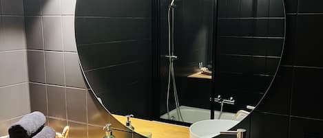 シャワー、ヘアドライヤー、タオル、石鹸