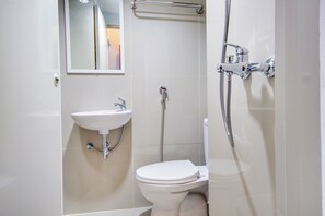 Habitación doble estándar | Baño | Regadera y toallas 
