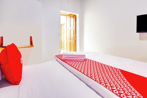 Habitación doble estándar | Espacio para trabajar con laptop, wifi gratis y ropa de cama 