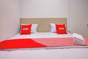 Standard Double Room | Laptop workspace, free WiFi, bed sheets - OYO 1345 Alfalah Residence Syariah (Medan)