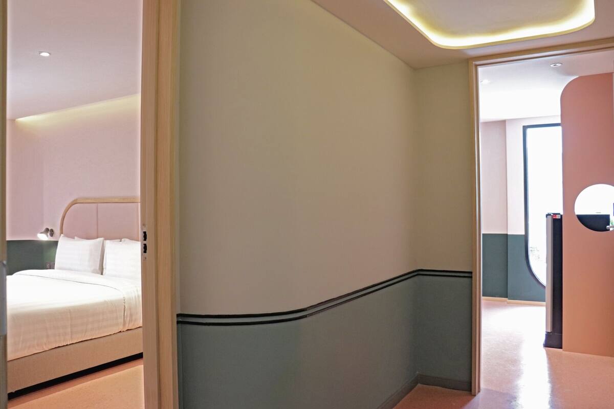 ميني بار وخزنة داخل الغرفة وتجهيزات عازلة للصوت ومكواة/لوح كي