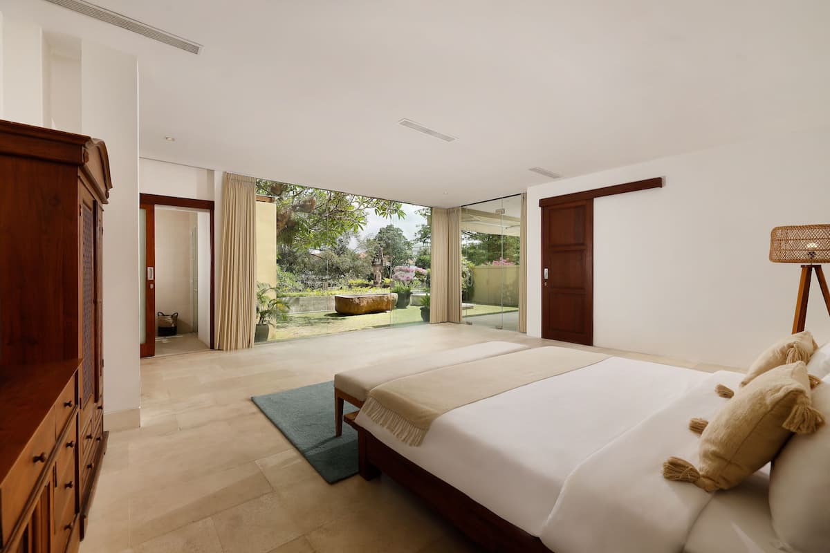 2 bedrooms, minibar, in-room safe, desk