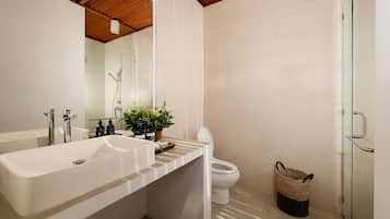 Douche, sĂšche-cheveux, bidet, serviettes fournies