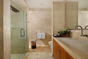 Douche, séchoir à cheveux, bidet, serviettes fournies