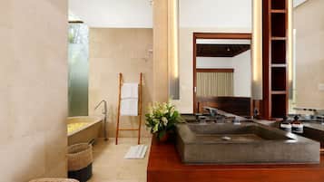 Douche, sĂšche-cheveux, bidet, serviettes fournies