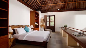 Omegia 5 Bedroom Pool Villa | Minibar, coffres-forts dans les chambres, bureau, chambres insonorisées