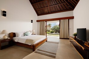 Minibar, in-room safe, desk, soundproofing - Omegia Canggu by Nakula (Canggu)