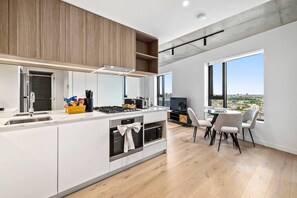 Refrigerador, microondas, horno y parrilla de estufa 