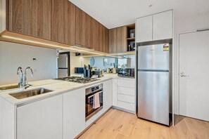 Fridge, oven, stovetop, dishwasher