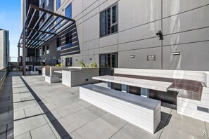 Outdoor dining - NEW! Chic Stature Southbank 2 Bd (Southbank)