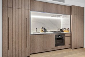 Réfrigérateur, four à micro-ondes, un four, surface de cuisson