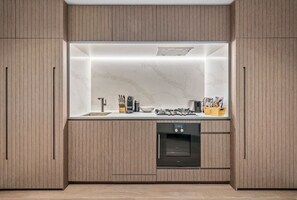 Kühlschrank, Mikrowelle, Ofen, Herdplatte