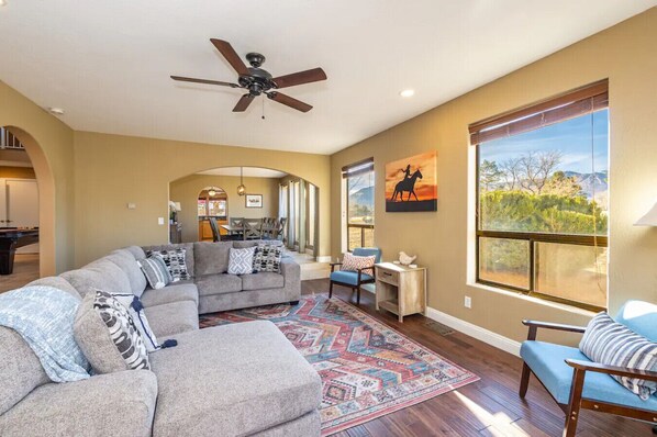 Téléviseur connecté, table de ping-pong, livres, chaîne audio