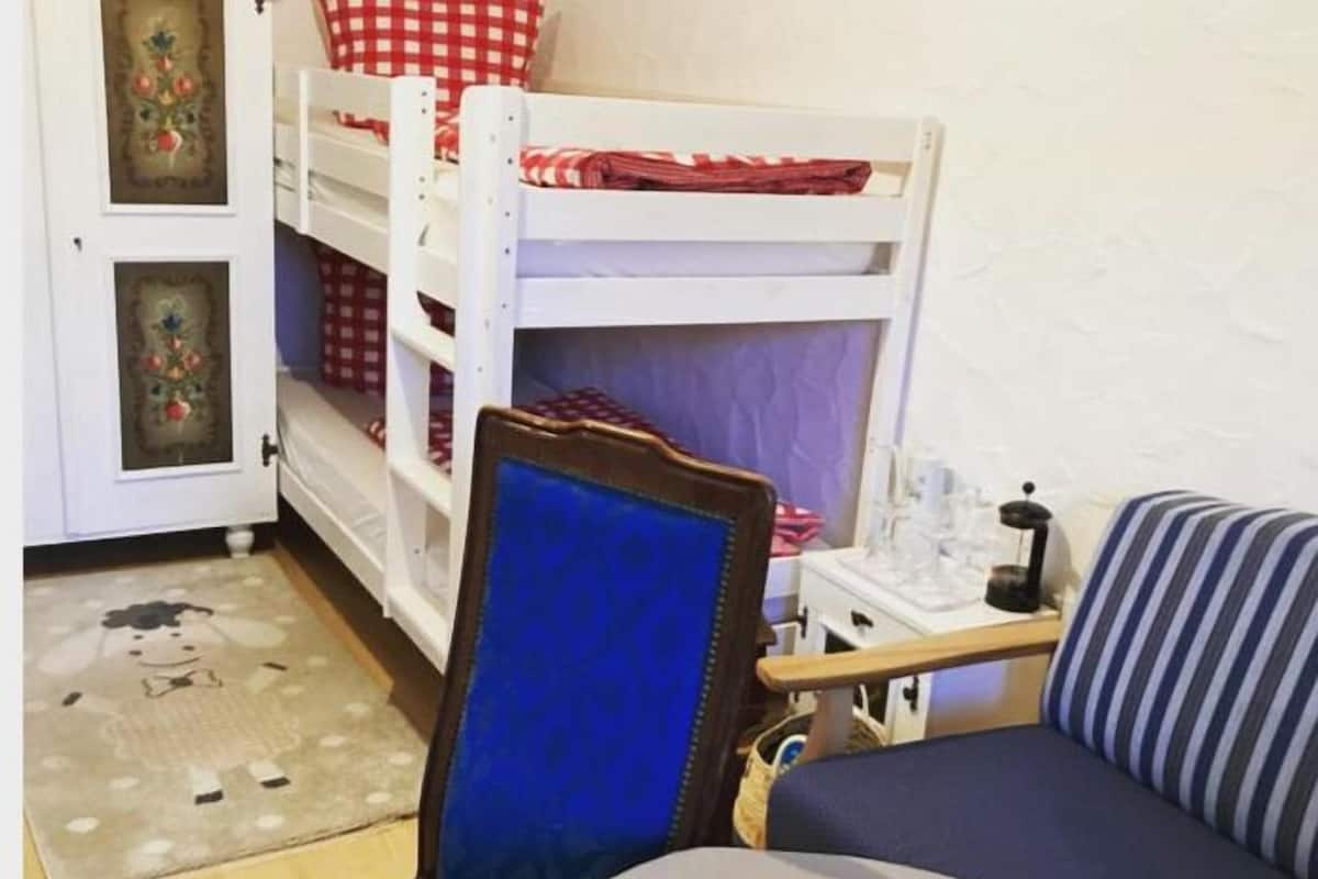 Habitación cuádruple básica | Muebles diferentes, wifi gratis y ropa de cama