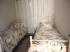 2 bedrooms, iron/ironing board, free WiFi, bed sheets - Coastal cottage, walk to surf, sand, town, cafes, bars, just north of Forster.  (Old Bar)