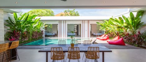 Deluxe-Villa, 3 Schlafzimmer, eigener Pool, Poolblick | Esszimmer