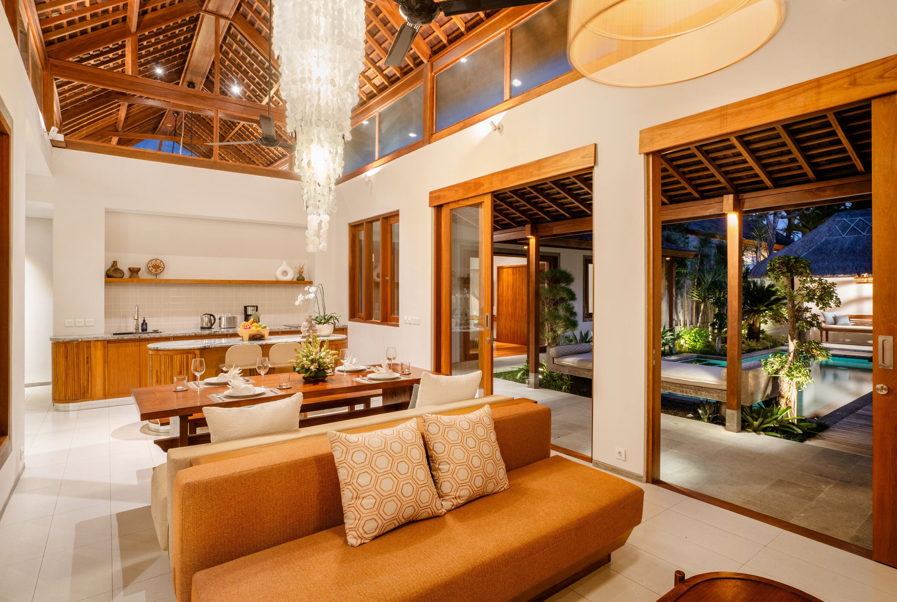 Villa de lujo, 2 habitaciones | Zona de estar | Televisión LED de 32 pulgadas con canales digitales