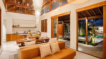 Villa de lujo, 2 habitaciones | Zona de estar | Televisión LED de 32 pulgadas con canales digitales