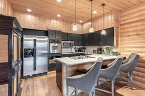 Fridge, microwave, oven, stovetop - Deer Valley Luxury | Affordable Family Thanksgiving Vacation! (Deer Valley)