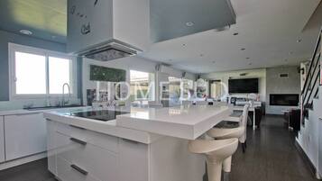 Refrigerador y utensilios de cocina