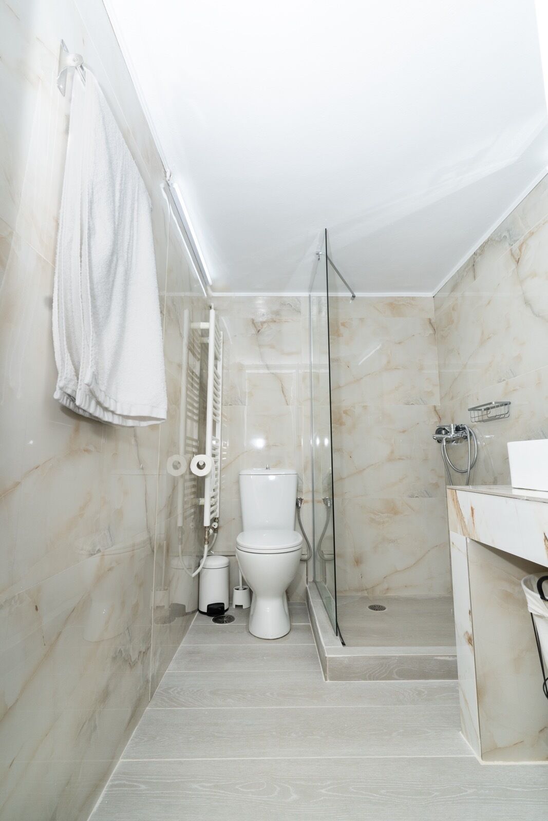 Douche, sèche-cheveux, serviettes fournies, savon