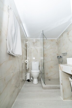 Douche, sèche-cheveux, serviettes fournies, savon