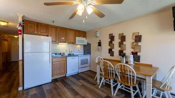 Køleskab, mikrobølgeovn, ovn, kogeplade