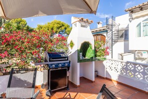 Outdoor dining - Holiday Home "Casa Shelly" with Shared Pool & Wi-Fi (MORAIRA)