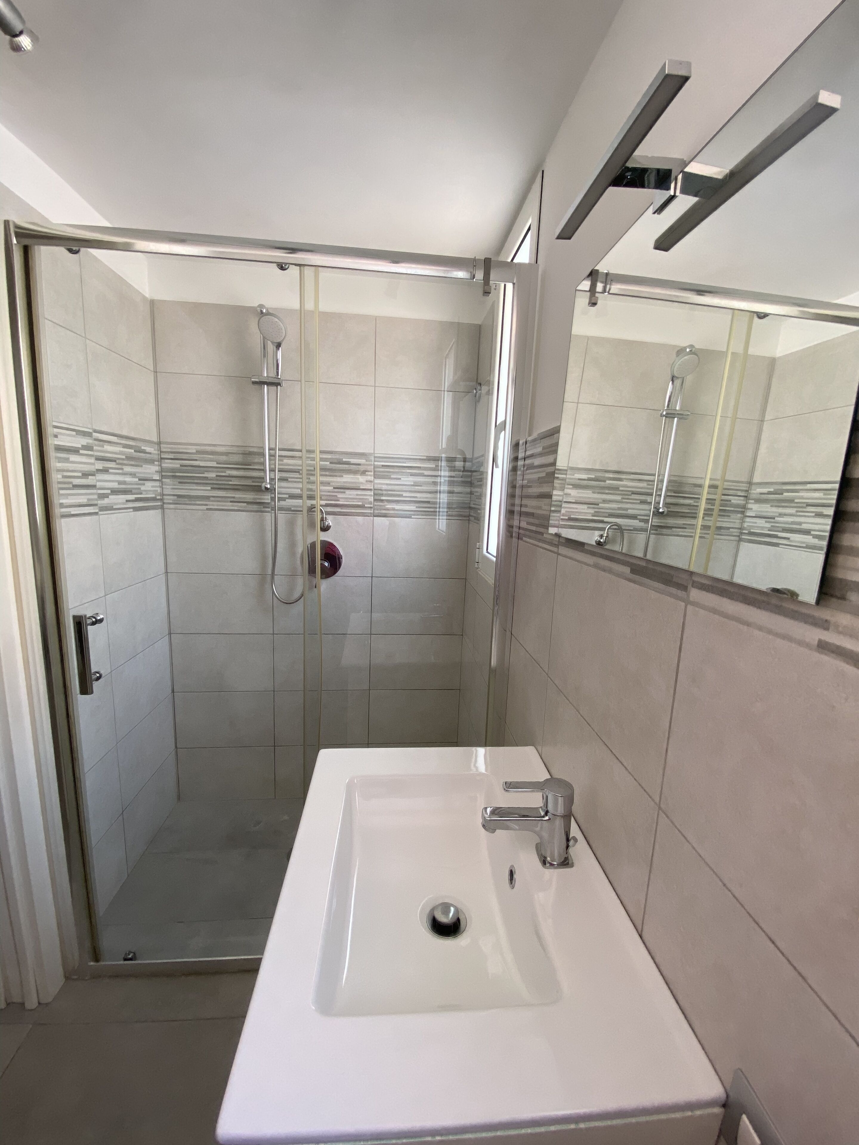 Een douche, een haardroger, handdoeken, zeep