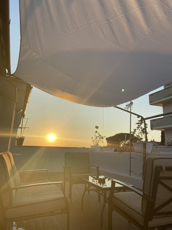 Terrace/patio - Penthouse with sunset view 5 min from Jonio metro. 6.6 km from Termini. (Roma)