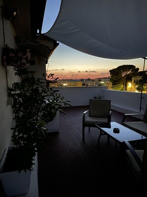 Terrace/patio - Penthouse with sunset view 5 min from Jonio metro. 6.6 km from Termini. (Roma)
