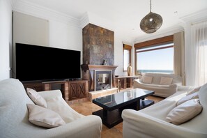 Televisión y chimenea 