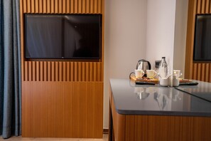Junior kamer, 1 queensize bed met slaapbank | Een minibar, een kluis op de kamer, geluiddichte muren, gratis wifi