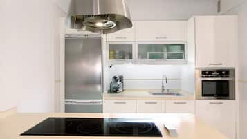 Køleskab, mikrobølgeovn, kogeplade, kaffe-/temaskine