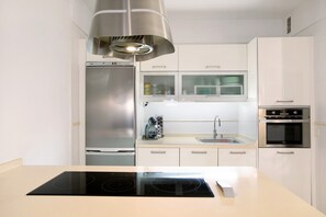 Refrigerador, microondas, parrilla de estufa y cafetera y tetera 