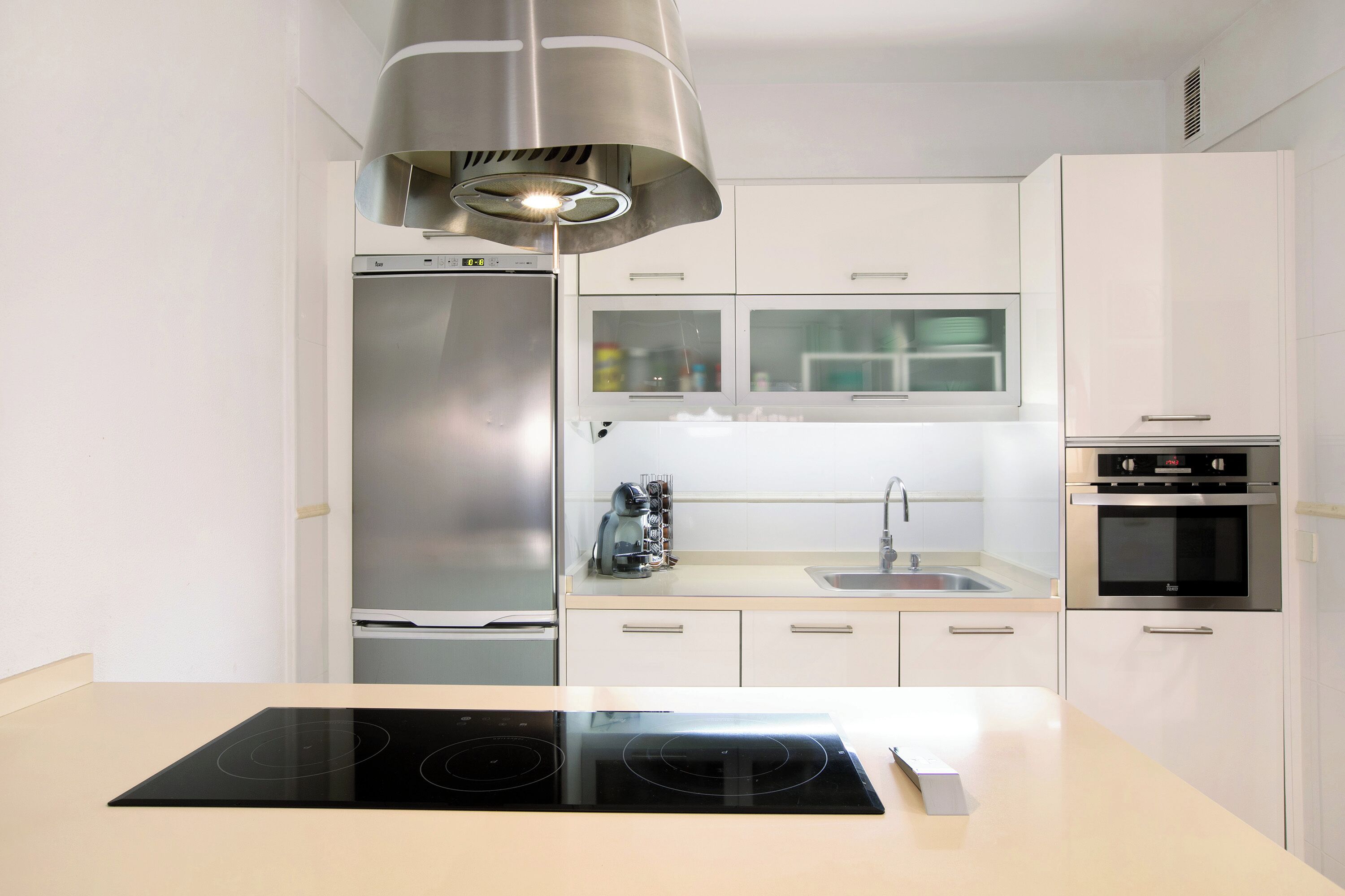 Frigorífico, microondas, horno y placa de cocina