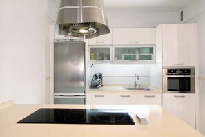 Frigorífico, microondas, placa de cocina y cafetera o tetera