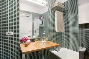 Dusj, hårføner og håndklær