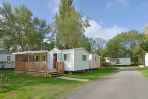 Exterior - Mobile Home "Le Marie Elodie 85" with 2 Shared Pools, Private Terrace & Wi-Fi (Angles)