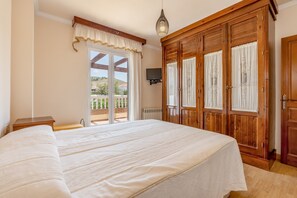 3 bedrooms, iron/ironing board, bed sheets