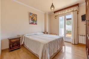 3 bedrooms, iron/ironing board, bed sheets - Villa 'Miriam' with Mountain View, Private Pool and Wi-Fi (Padul)