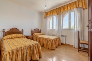 3 Schlafzimmer, Bügeleisen/Bügelbrett, Bettwäsche