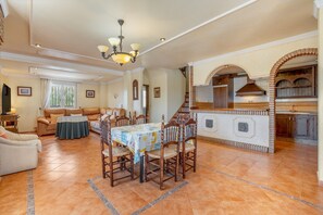 Dining - Villa 'Miriam' with Mountain View, Private Pool and Wi-Fi (Padul)